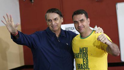 Jair Bolsonaro ao lado do filho Flávio no dia da votação da última eleição, em 7 de outubro.