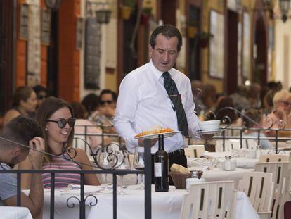 Garçom atende uma mesa em restaurante de Ronda (Málaga).