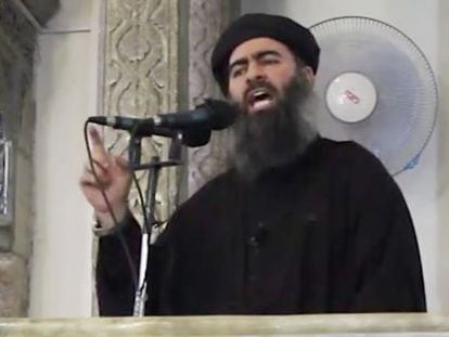 O líder do Estado Islâmico, Abu Bakr al-Bagdadi, durante um sermão em uma mesquita do Iraque.