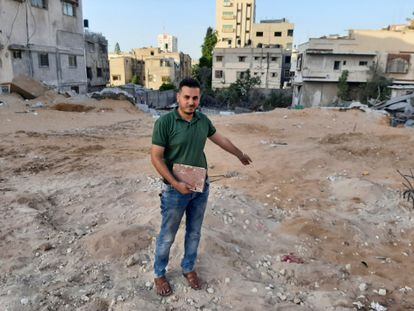 O livreiro Shaban Eslim mostra o lugar em que estava sua livraria, destruída pelos bombardeios israelenses, com um Corão resgatado dos escombros, em 9 de setembro em Gaza. 