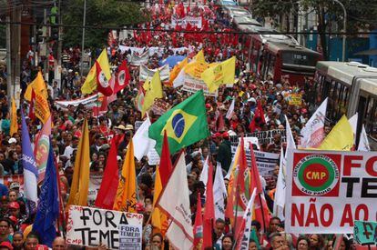 Multidão protesta em São Paulo, nesta quarta.