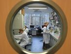 Trabajadores del Instituto de Virología de la Universidad Philipps de Marburgo (Alemania), que investiga una vacuna contra el coronavirus de Wuhan. 