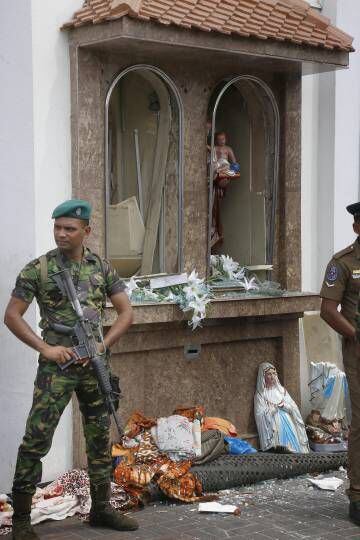 Soldados em uma igreja de Colombo.