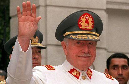 Augusto Pinochet em uma imagem de 1997 em Santiago, Chile.