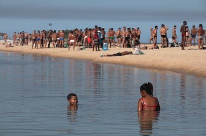 Crianças na praia de Ipanema, no Rio, no último domingo.