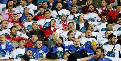Kosovares celebram durante a derrota.