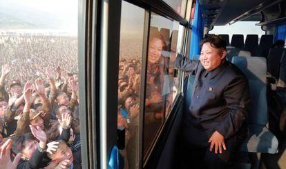 Kim saúda multidão em visita ao distrito de Sonbong.