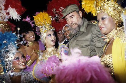 Fidel Castro cumprimenta dançarinas do Tropicana durante uma visita em 1986.