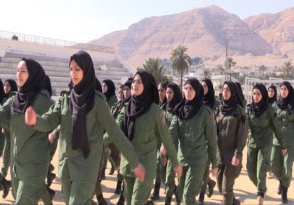 Mulheres palestinas recebem formação na academia de polícia.