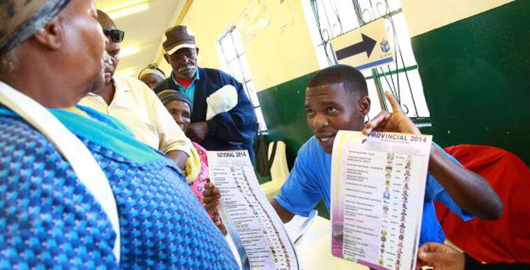 Um funcionário explica como se vota em um colégio de Nkandla.