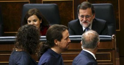 O líder de Podemos, Pablo Iglesias passa adiante de Mariano Rajoy no Congresso dos Deputados, nesta quarta-feira.