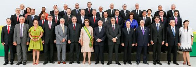 Dilma, ao centro, Temer, à sua esquerda, e os 39 ministros.