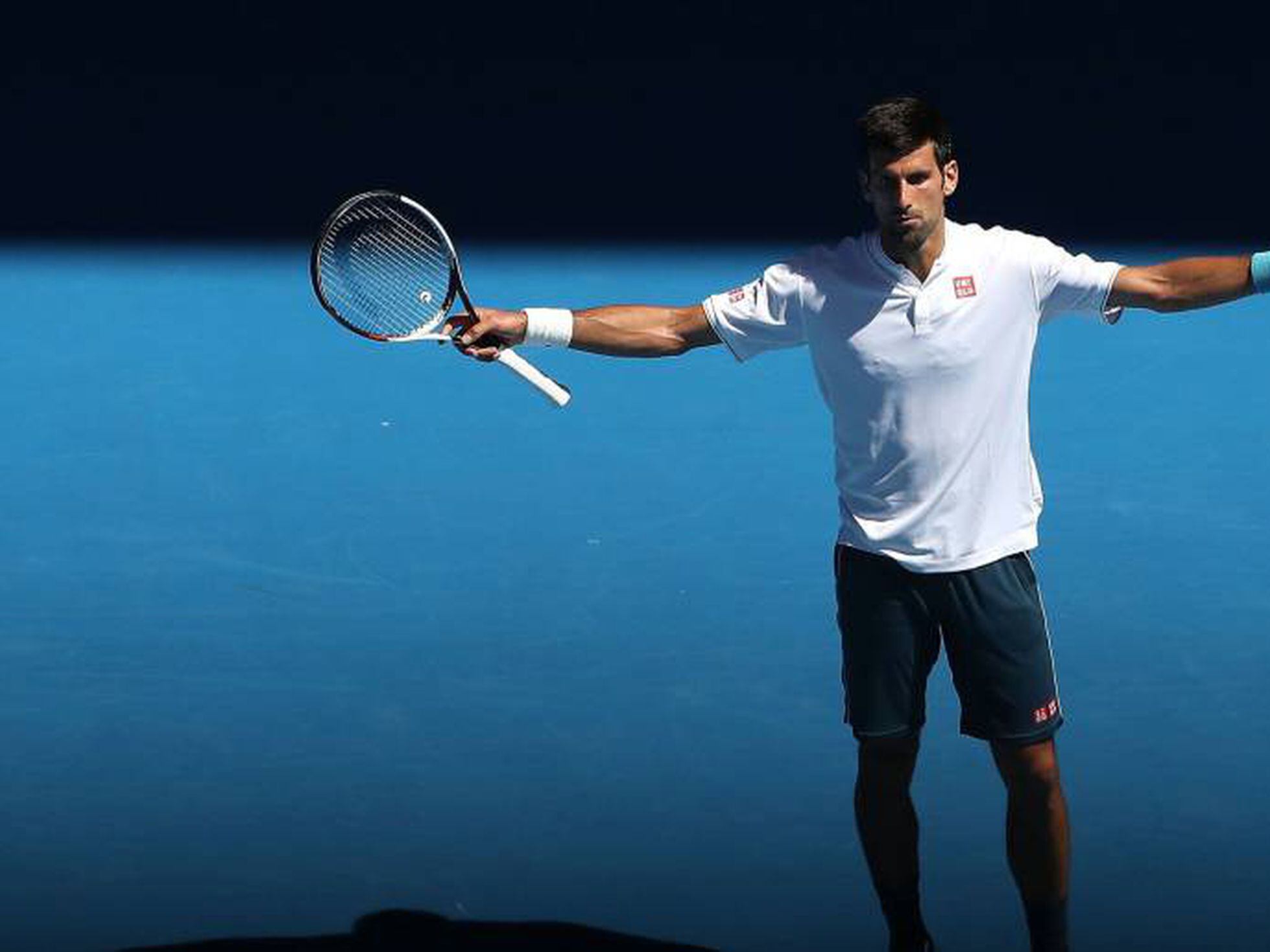 Djokovic é atingido nas pernas por smash à queima-roupa quando