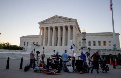 Jornalistas aguardam pronunciamento de Trump sobre nomeação de juiz da Suprema Corte. 