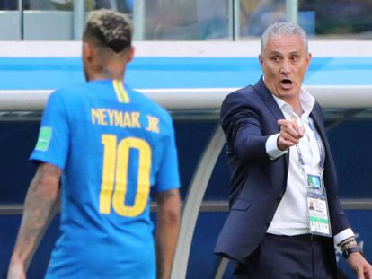 Tite orienta Neymar durante a partida contra a Costa Rica.