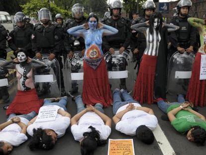 Mulheres salvadorenhas em um protesto para exigir a descriminalização do aborto.