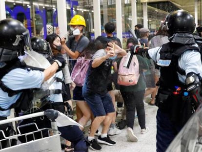 Polícia usa gás de pimenta contra os manifestantes do aeroporto de Hong Kong.