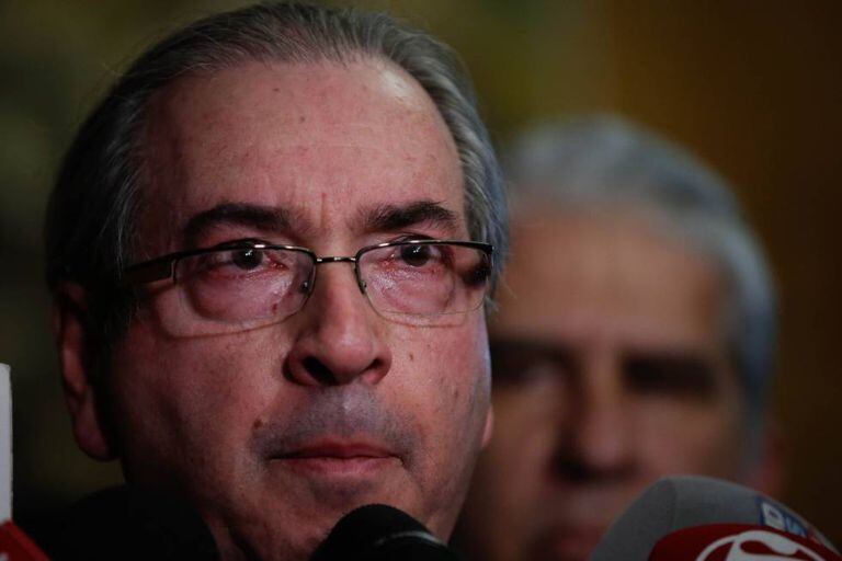 Eduardo Cunha embarga a voz e se emociona ao renunciar à presidência da Câmara.