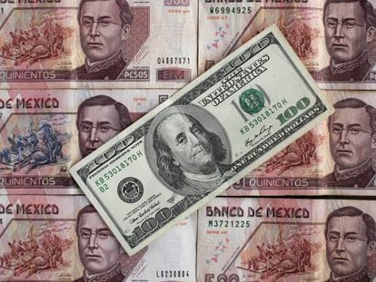 Pesos mexicanos e dólares.