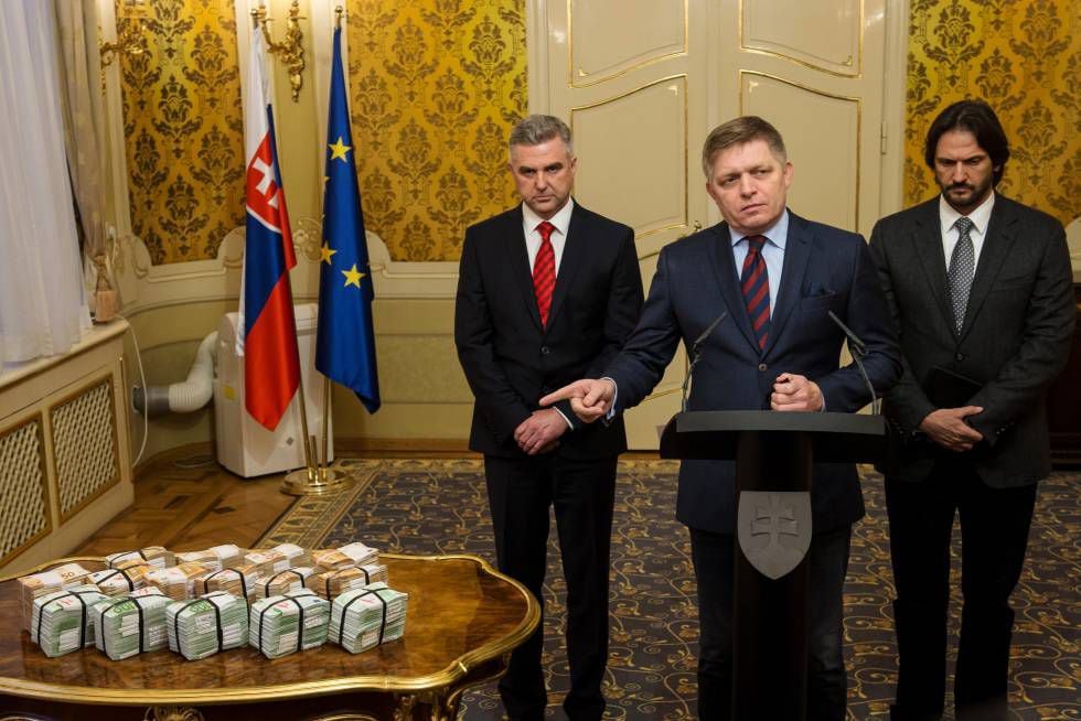Robert Fico (no centro) junto com o chefe de polícia e o ministro de Interior (já demitido) oferece uma recompensa de um milhão de euros por pistas pelo assassinato de Kuciak, em 27 de fevereiro