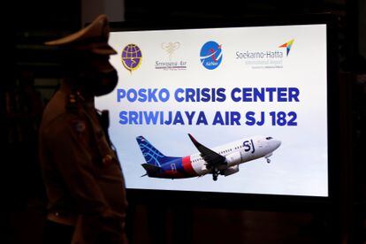 Companhia aérea cria comitê de crise para informar parentes de vítimas sobre tragédia aérea no aeroporto de Soekarno-Hatta, em Jacarta. 