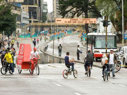Rua de Bogotá durante a Ciclovia, que todo domingo impede o trânsito de carros.