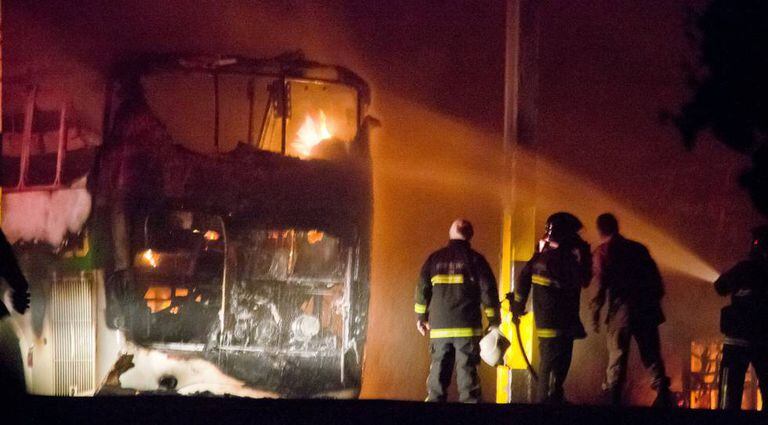 Bombeiros apagam incêndio de ônibus em Natal.