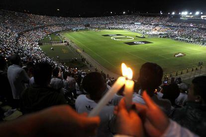 Homenagem às vítimas da tragédia com o voo da Chapecoense em Medellín, na Colômbia: estádio onde seria a final ficou lotado.