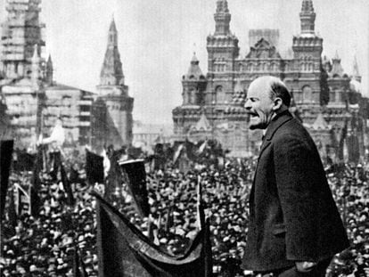 Lênin faz um discurso na Praça Vermelha de Moscou nas comemorações de 1o de maio de 1919.