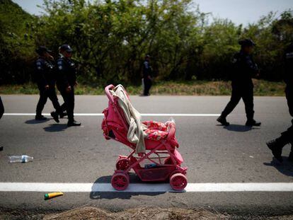 Um carrinho de bebê abandonado em Pijijiapan, no México, após autoridades mexicanas prenderem cerca de 400 migrantes que caminhavam com destino aos Estados Unidos. 