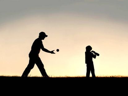 Pai joga beisebol com o filho.