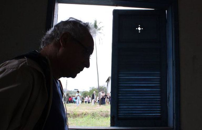 O ex-preso político Umberto Trigueiros Lima na casa onde foi torturado no Rio.