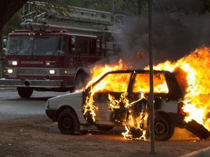 Carro incendiado na zona norte de S&atilde;o Paulo.