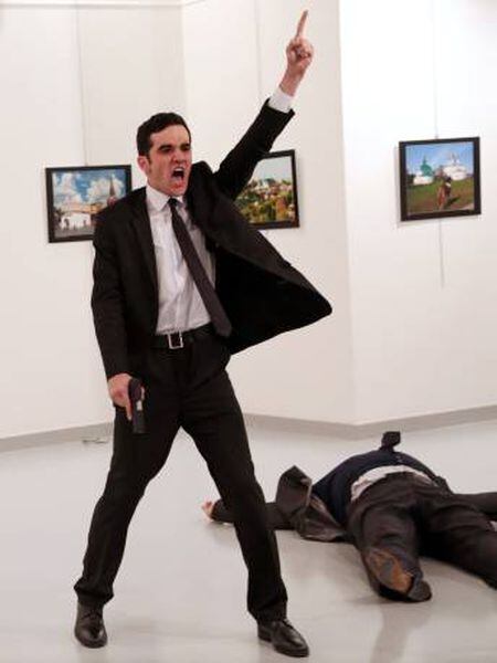 Imagem do fotógrafo turco Burhan Ozbilici, ganhadora do World Press Photo.
