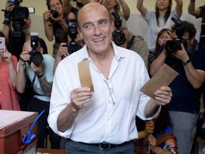 O candidato presidencial Daniel Martínez ao depositar seu voto no domingo no Uruguai.