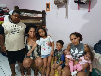 Elaine Santos (à direita) e os filhos moram em uma casa de um cômodo, na favela de Heliópolis, na Zona Sul de São Paulo.