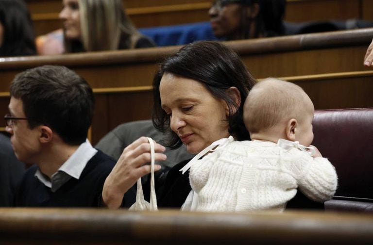 A deputada Carolina Bescansa com o filho, no Congresso.