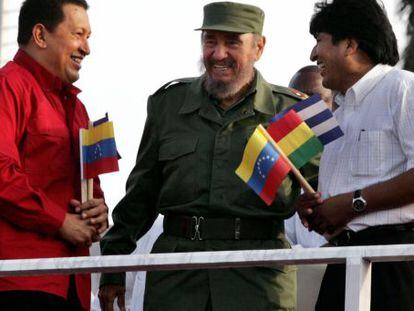 Chávez, Fidel e Morales conversam durante a cerimônia de ingresso da Bolívia na ALBA, em abril de 2006, em Havana.