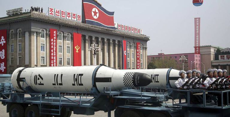Mísseis balísticos durante um desfile militar na Coreia do Norte