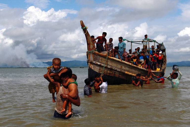 Refugiados rohingyas atravessam de barco de Myanmar para Bangladesh, nesta segunda-feira
