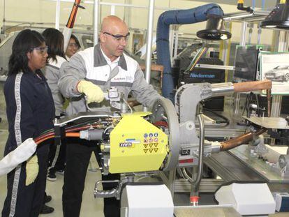 Trabalhadores em uma planta de Audi em México.