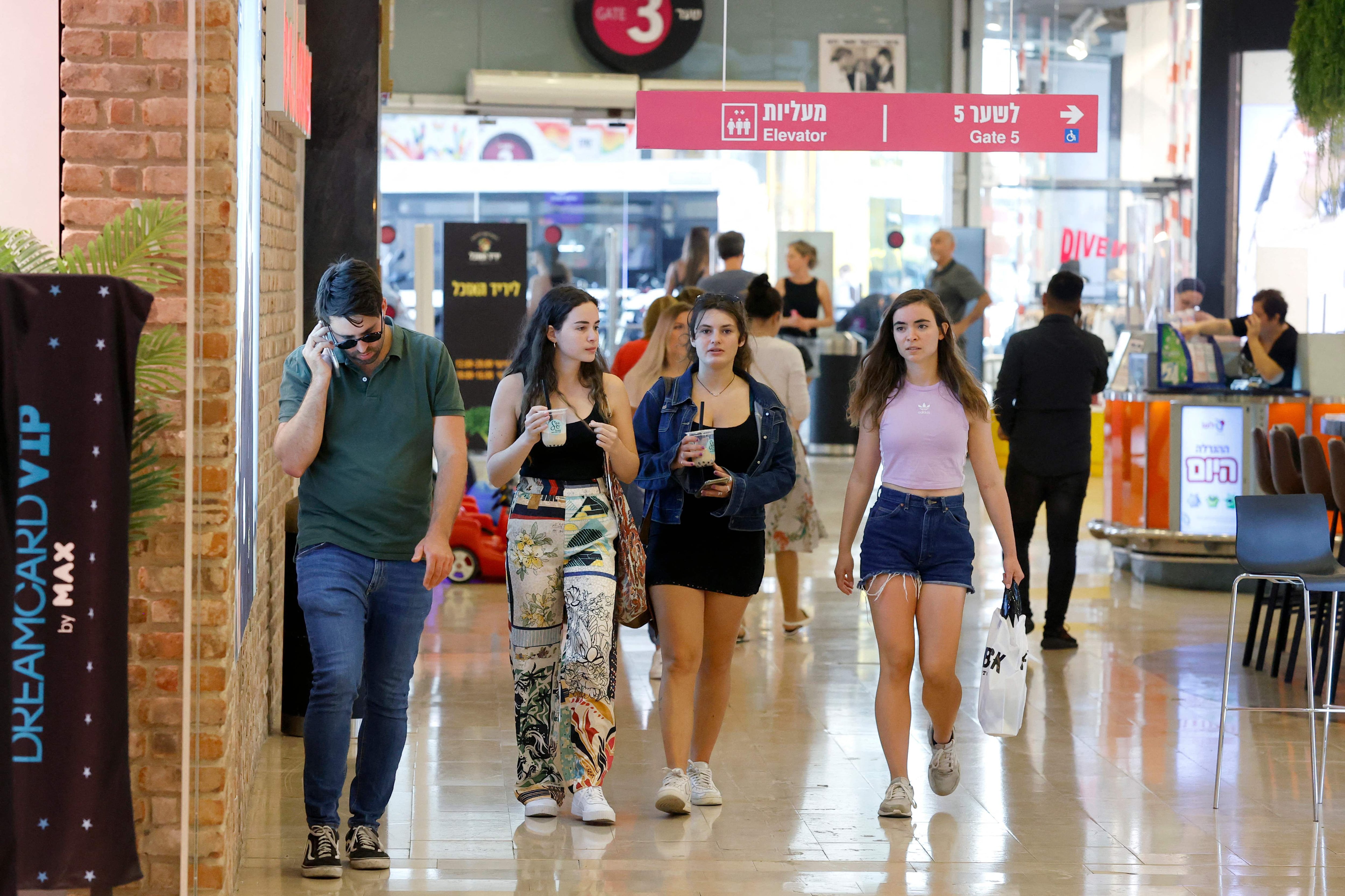 Pessoas sem máscara em um shopping center de Tel Aviv, em 15 de junho.