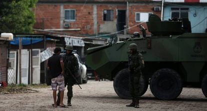 Soldados patrulham comunidade no Rio de Janeiro.
