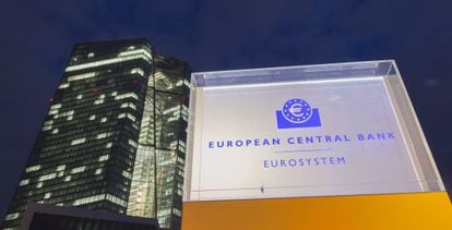 Letreiro luminoso do BCE diante da sede da instituição em Frankfurt.