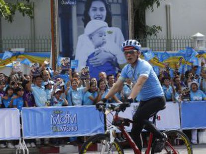 O príncipe Maha Vajiralongkorn lidera uma marcha de bicicleta em Bangcoc para comemorar o aniversário da rainha Sirikit.