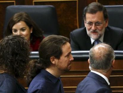 O líder de Podemos, Pablo Iglesias passa adiante de Mariano Rajoy no Congresso dos Deputados, nesta quarta-feira.