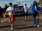 Algunas personas promueven el voto en Phoenix (Arizona), el pasado 31 de octubre.