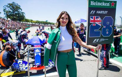 Uma ‘grid girl’ no Grande Prêmio do Brasil de 2017.