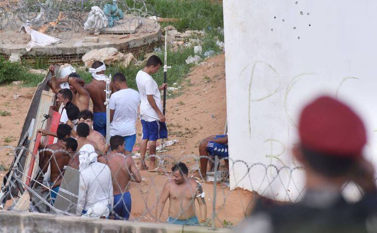 Detentos rebelados na penitenciária de Alcaçuz fazem barricadas em um dos pavilhões, nesta terça-feira.