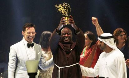 Tabichi (centro), entre Hugh Jackman e o príncipe Mohammed Ao Maktoum, em Dubai.